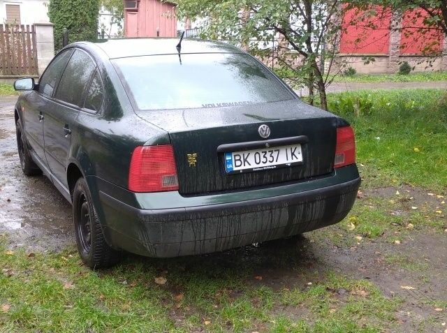 Зеленый Фольксваген Пассат, объемом двигателя 1.8 л и пробегом 432 тыс. км за 3400 $, фото 1 на Automoto.ua