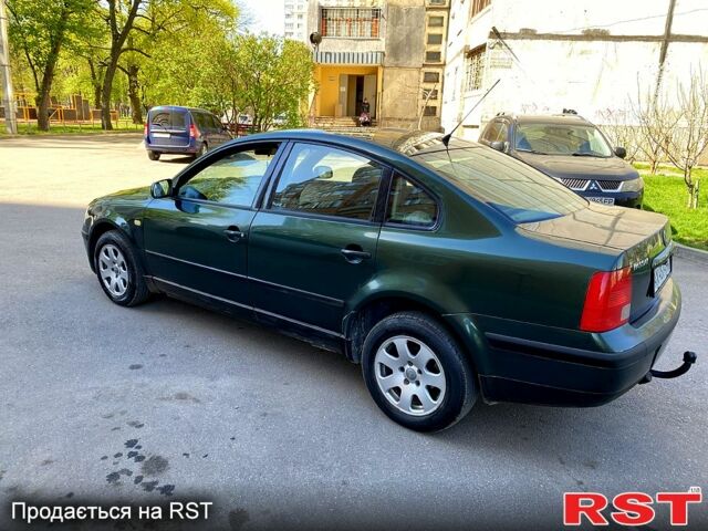 Зеленый Фольксваген Пассат, объемом двигателя 1.8 л и пробегом 235 тыс. км за 3000 $, фото 2 на Automoto.ua