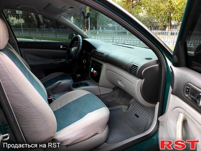 Зелений Фольксваген Пассат, об'ємом двигуна 1.6 л та пробігом 250 тис. км за 2899 $, фото 4 на Automoto.ua