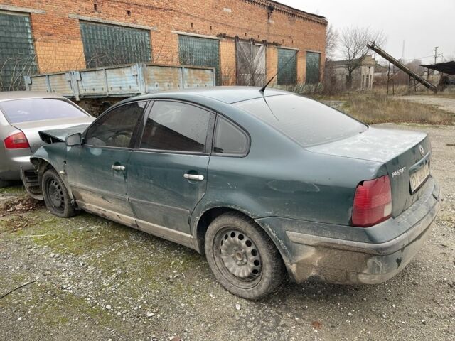 Зеленый Фольксваген Пассат, объемом двигателя 1.6 л и пробегом 3 тыс. км за 1000 $, фото 1 на Automoto.ua