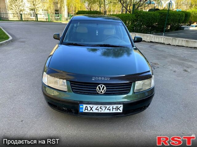 Зеленый Фольксваген Пассат, объемом двигателя 1.8 л и пробегом 235 тыс. км за 3000 $, фото 4 на Automoto.ua