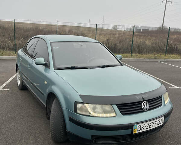 Зеленый Фольксваген Пассат, объемом двигателя 1.6 л и пробегом 320 тыс. км за 3800 $, фото 1 на Automoto.ua