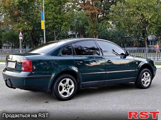 Зелений Фольксваген Пассат, об'ємом двигуна 1.6 л та пробігом 250 тис. км за 2899 $, фото 2 на Automoto.ua