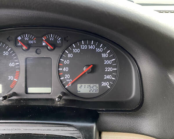 Зеленый Фольксваген Пассат, объемом двигателя 2.33 л и пробегом 211 тыс. км за 3500 $, фото 18 на Automoto.ua