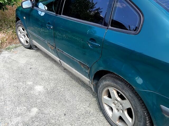 Зелений Фольксваген Пассат, об'ємом двигуна 1.8 л та пробігом 300 тис. км за 2600 $, фото 3 на Automoto.ua