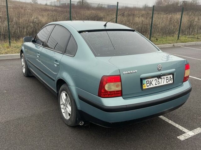 Зелений Фольксваген Пассат, об'ємом двигуна 1.6 л та пробігом 320 тис. км за 3800 $, фото 5 на Automoto.ua