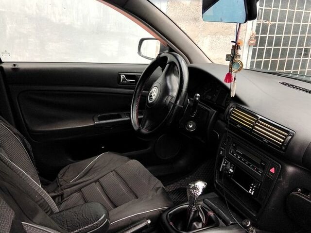 Зелений Фольксваген Пассат, об'ємом двигуна 1.8 л та пробігом 300 тис. км за 2600 $, фото 5 на Automoto.ua