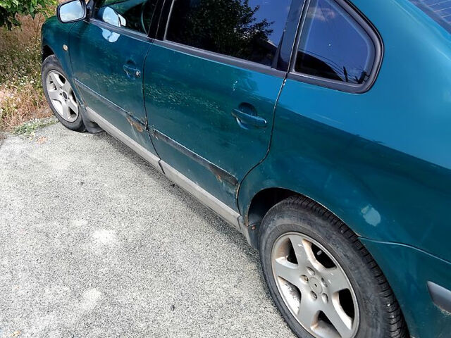 Зеленый Фольксваген Пассат, объемом двигателя 1.8 л и пробегом 300 тыс. км за 2600 $, фото 4 на Automoto.ua