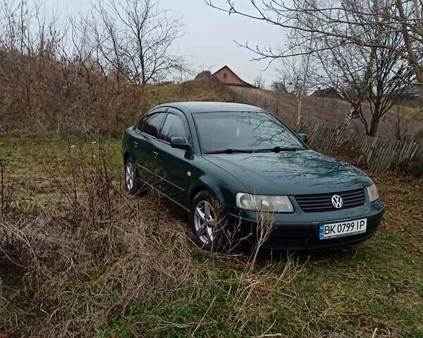 Зеленый Фольксваген Пассат, объемом двигателя 1.9 л и пробегом 400 тыс. км за 3200 $, фото 1 на Automoto.ua