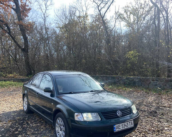 Зеленый Фольксваген Пассат, объемом двигателя 1.6 л и пробегом 425 тыс. км за 2750 $, фото 1 на Automoto.ua