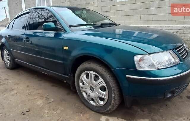 Зеленый Фольксваген Пассат, объемом двигателя 1.8 л и пробегом 300 тыс. км за 3150 $, фото 1 на Automoto.ua