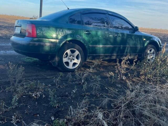 Зеленый Фольксваген Пассат, объемом двигателя 1.8 л и пробегом 425 тыс. км за 4400 $, фото 1 на Automoto.ua