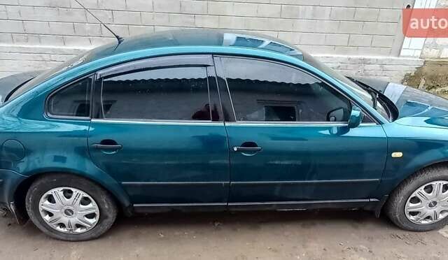 Зеленый Фольксваген Пассат, объемом двигателя 1.8 л и пробегом 300 тыс. км за 3150 $, фото 2 на Automoto.ua