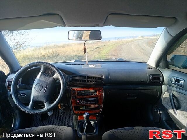 Зеленый Фольксваген Пассат, объемом двигателя 1.8 л и пробегом 330 тыс. км за 2900 $, фото 1 на Automoto.ua