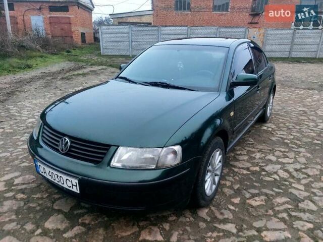 Зеленый Фольксваген Пассат, объемом двигателя 1.8 л и пробегом 298 тыс. км за 3500 $, фото 1 на Automoto.ua