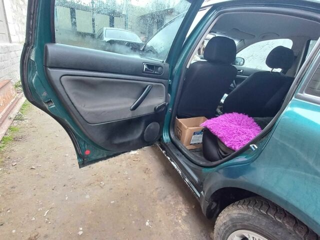 Зелений Фольксваген Пассат, об'ємом двигуна 1.8 л та пробігом 300 тис. км за 3150 $, фото 12 на Automoto.ua