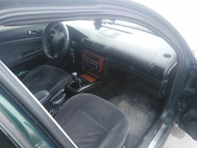 Зеленый Фольксваген Пассат, объемом двигателя 1.8 л и пробегом 320 тыс. км за 2900 $, фото 5 на Automoto.ua