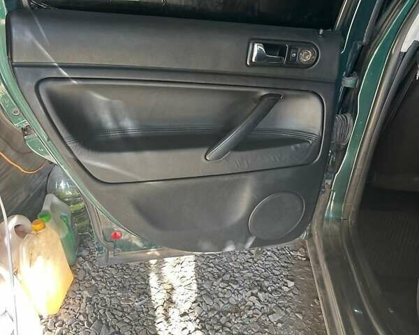 Зеленый Фольксваген Пассат, объемом двигателя 1.8 л и пробегом 425 тыс. км за 4400 $, фото 2 на Automoto.ua