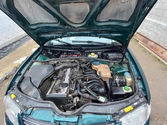 Зелений Фольксваген Пассат, об'ємом двигуна 1.8 л та пробігом 300 тис. км за 3150 $, фото 8 на Automoto.ua