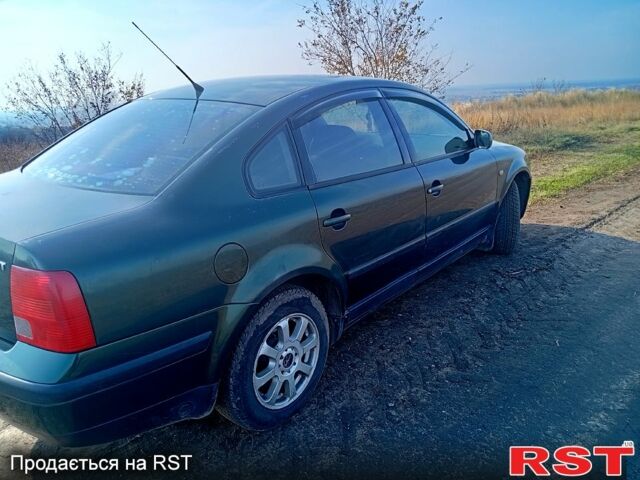 Зеленый Фольксваген Пассат, объемом двигателя 1.8 л и пробегом 330 тыс. км за 2900 $, фото 3 на Automoto.ua