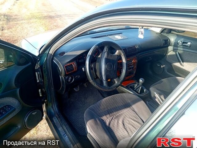 Зеленый Фольксваген Пассат, объемом двигателя 1.8 л и пробегом 330 тыс. км за 2900 $, фото 2 на Automoto.ua