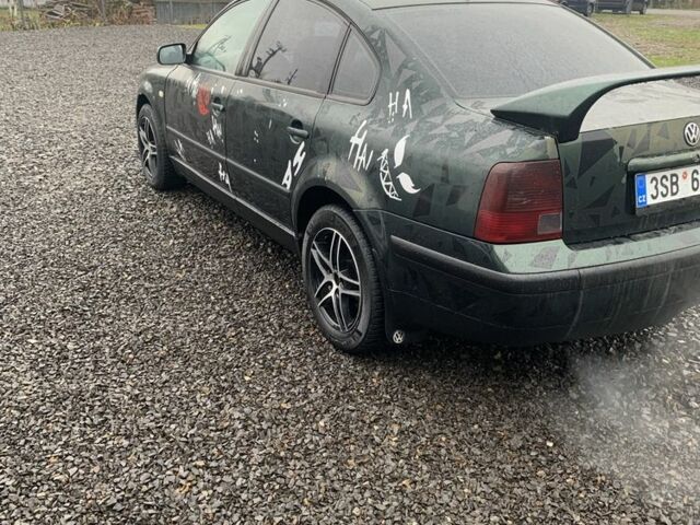 Зеленый Фольксваген Пассат, объемом двигателя 2 л и пробегом 200 тыс. км за 1550 $, фото 4 на Automoto.ua