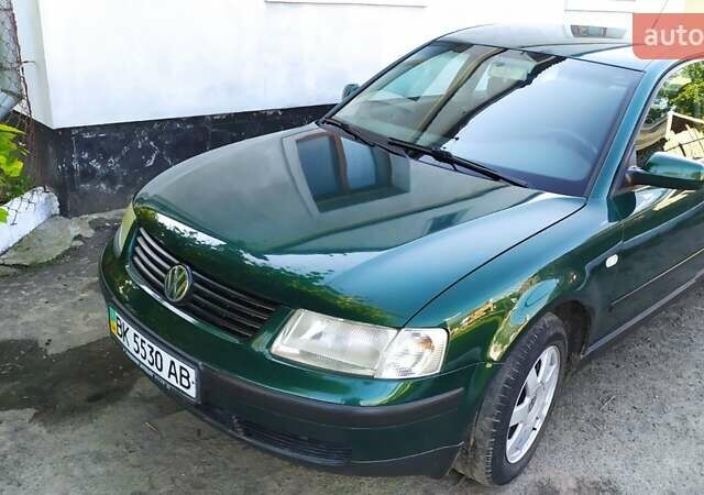 Зеленый Фольксваген Пассат, объемом двигателя 1.6 л и пробегом 229 тыс. км за 4900 $, фото 1 на Automoto.ua