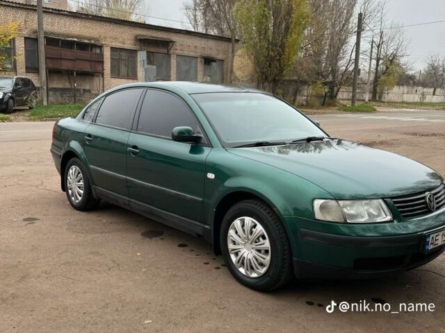 Зеленый Фольксваген Пассат, объемом двигателя 1 л и пробегом 180 тыс. км за 2750 $, фото 2 на Automoto.ua