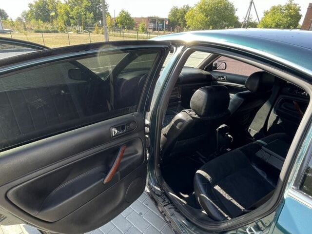 Зелений Фольксваген Пассат, об'ємом двигуна 1.8 л та пробігом 226 тис. км за 4500 $, фото 12 на Automoto.ua