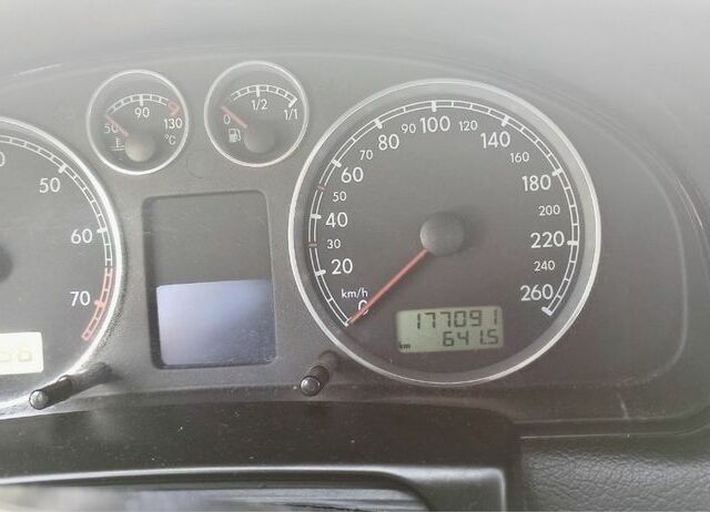 Зеленый Фольксваген Пассат, объемом двигателя 1.8 л и пробегом 177 тыс. км за 4000 $, фото 5 на Automoto.ua