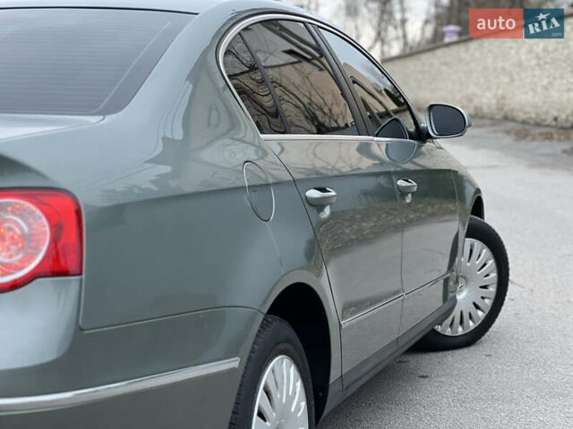 Зелений Фольксваген Пассат, об'ємом двигуна 2 л та пробігом 186 тис. км за 5199 $, фото 54 на Automoto.ua