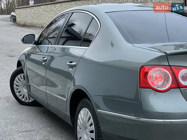 Зелений Фольксваген Пассат, об'ємом двигуна 2 л та пробігом 186 тис. км за 5199 $, фото 61 на Automoto.ua