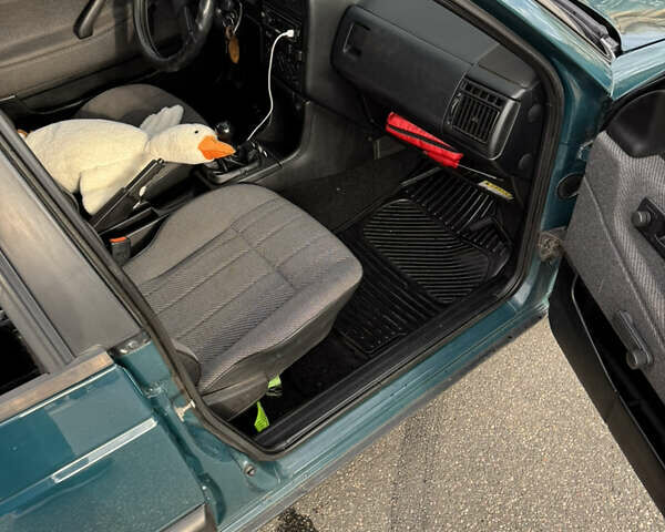 Зелений Фольксваген Пассат, об'ємом двигуна 1.6 л та пробігом 240 тис. км за 3000 $, фото 9 на Automoto.ua