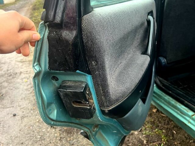 Зелений Фольксваген Пассат, об'ємом двигуна 2.8 л та пробігом 400 тис. км за 1100 $, фото 10 на Automoto.ua