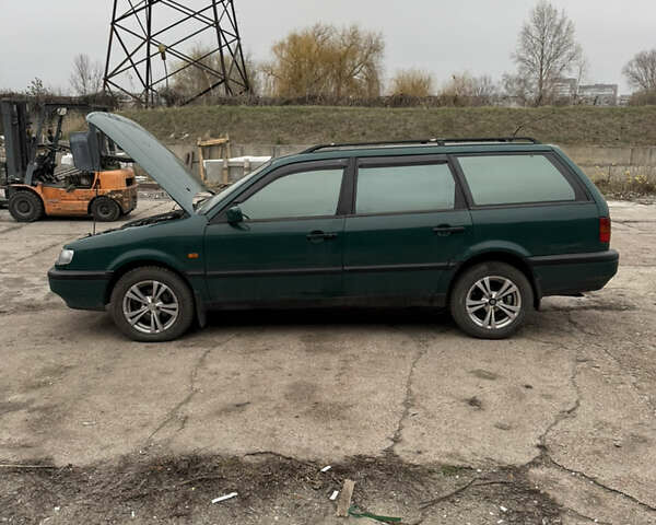 Зеленый Фольксваген Пассат, объемом двигателя 1.98 л и пробегом 280 тыс. км за 1700 $, фото 2 на Automoto.ua