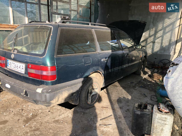 Зелений Фольксваген Пассат, об'ємом двигуна 1.6 л та пробігом 200 тис. км за 1450 $, фото 4 на Automoto.ua