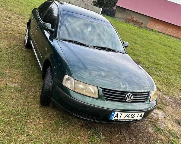 Зеленый Фольксваген Пассат, объемом двигателя 1.6 л и пробегом 320 тыс. км за 3000 $, фото 1 на Automoto.ua