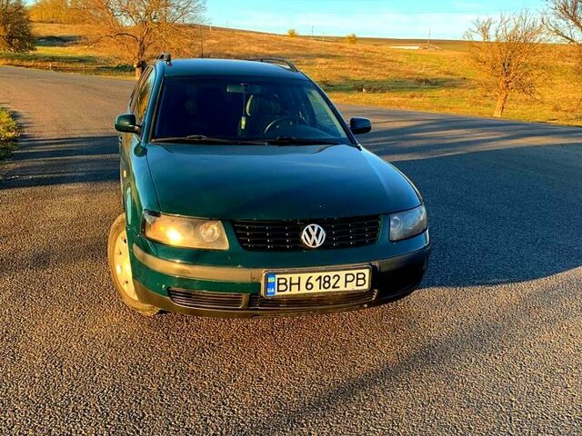 Зеленый Фольксваген Пассат, объемом двигателя 1.9 л и пробегом 300 тыс. км за 3600 $, фото 2 на Automoto.ua