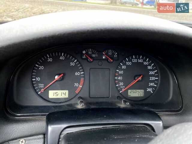 Зелений Фольксваген Пассат, об'ємом двигуна 1.8 л та пробігом 260 тис. км за 3700 $, фото 10 на Automoto.ua