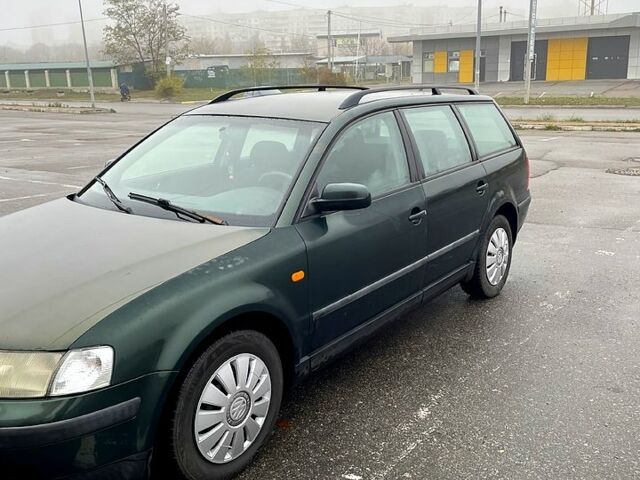 Зелений Фольксваген Пассат, об'ємом двигуна 1.8 л та пробігом 290 тис. км за 3300 $, фото 1 на Automoto.ua