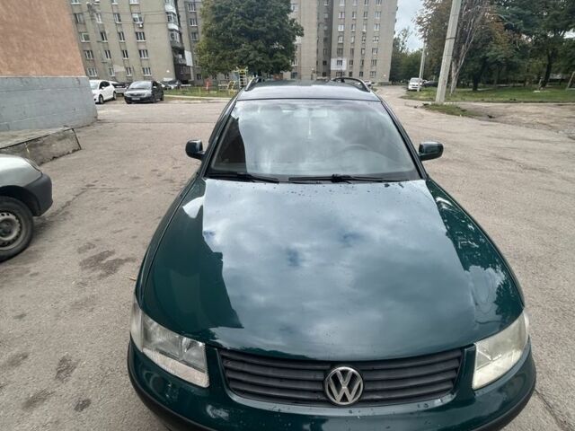 Зеленый Фольксваген Пассат, объемом двигателя 1.8 л и пробегом 260 тыс. км за 4000 $, фото 1 на Automoto.ua