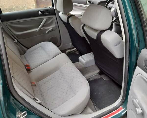 Зелений Фольксваген Пассат, об'ємом двигуна 1.6 л та пробігом 270 тис. км за 3600 $, фото 3 на Automoto.ua