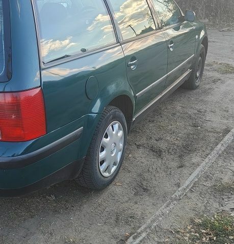 Зеленый Фольксваген Пассат, объемом двигателя 2 л и пробегом 471 тыс. км за 2300 $, фото 4 на Automoto.ua