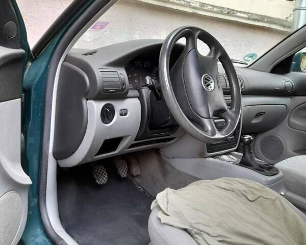 Зелений Фольксваген Пассат, об'ємом двигуна 1.6 л та пробігом 270 тис. км за 3600 $, фото 2 на Automoto.ua