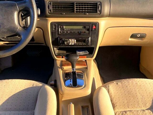 Зеленый Фольксваген Пассат, объемом двигателя 1.8 л и пробегом 300 тыс. км за 3990 $, фото 2 на Automoto.ua