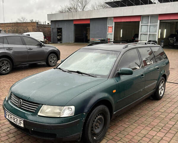 Зеленый Фольксваген Пассат, объемом двигателя 1.9 л и пробегом 390 тыс. км за 1600 $, фото 3 на Automoto.ua