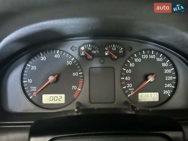 Зелений Фольксваген Пассат, об'ємом двигуна 1.6 л та пробігом 236 тис. км за 3200 $, фото 6 на Automoto.ua