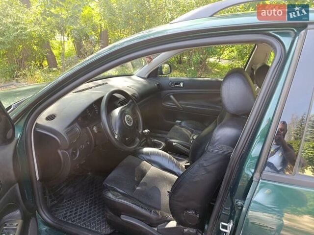 Зелений Фольксваген Пассат, об'ємом двигуна 1.8 л та пробігом 242 тис. км за 4500 $, фото 4 на Automoto.ua