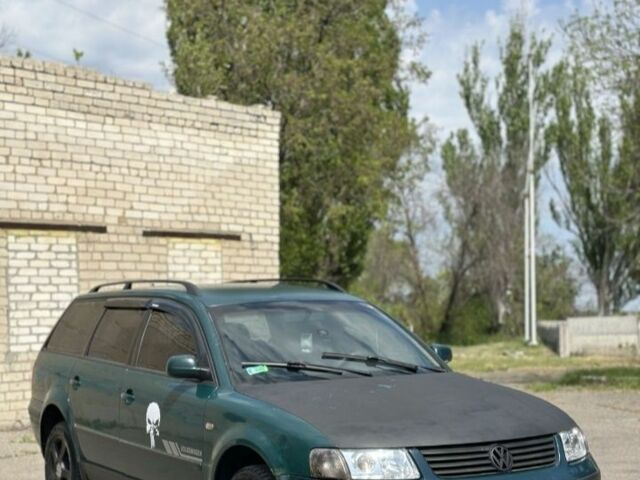 Зелений Фольксваген Пассат, об'ємом двигуна 2 л та пробігом 318 тис. км за 1800 $, фото 1 на Automoto.ua