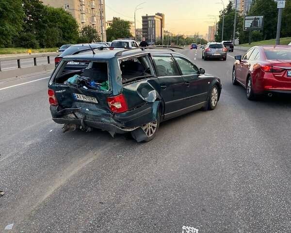 Зеленый Фольксваген Пассат, объемом двигателя 1.6 л и пробегом 290 тыс. км за 1750 $, фото 1 на Automoto.ua